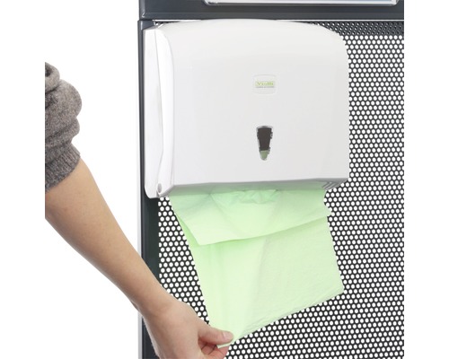Spender für Papierhandtücher mit Papierentnahme durch eine Person