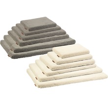 Plusieurs coussins pour chiens en peluche de différentes tailles