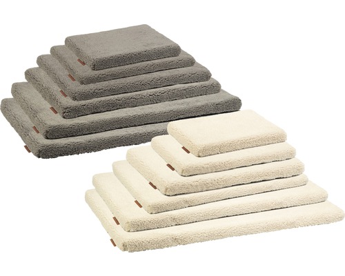 Verschieden grosse, quadratische Hundebetten aus Teddyplüsch