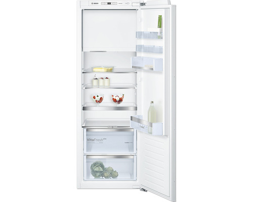 Geöffneter, weißer Kühlschrank mit Lebensmitteln in den Regalen