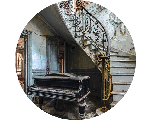 Treppenhaus mit Klavier in verfallenem Zustand