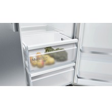Geöffneter Kühlschrank mit MultiBox zur Aufbewahrung von Obst und Gemüse