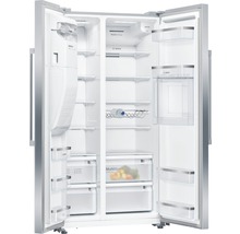 Geöffneter Bosch Side-by-Side Kühlschrank mit Regalen und Schubladen
