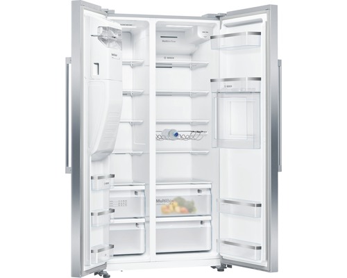 Geöffneter Bosch Side-by-Side Kühlschrank mit Regalen und Schubladen