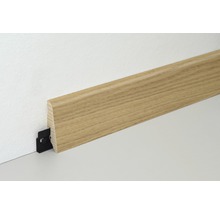 Plinthe en bois avec clip de fixation sur un mur