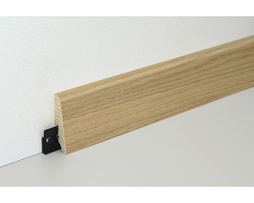 Plinthe en bois avec clip de fixation sur un mur