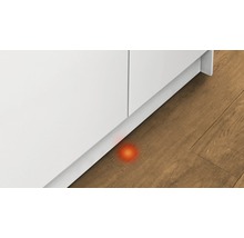 Gros plan d''un socle de cuisine avec effet de lumière sur un parquet