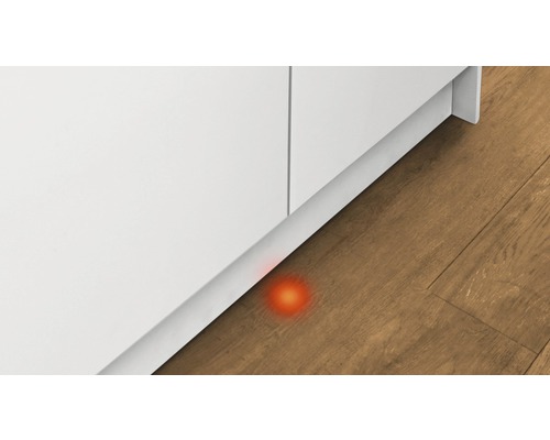 Gros plan d''un socle de cuisine avec effet de lumière sur un parquet
