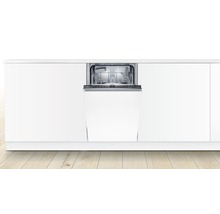 Lave-vaisselle ouvert dans une cuisine blanche