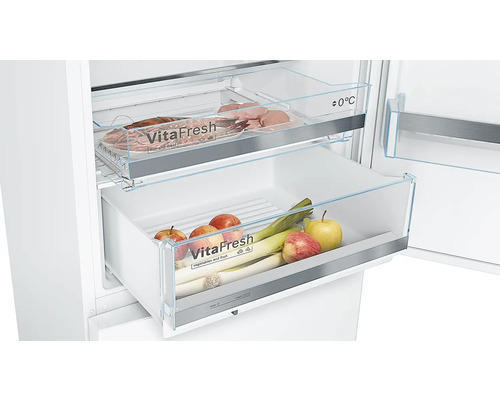Innenraum eines Kühlschranks mit VitaFresh Schubladen zur Aufbewahrung von Lebensmitteln