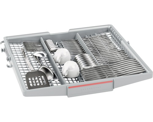 Panier à couverts de lave-vaisselle rempli de couverts et de tasses