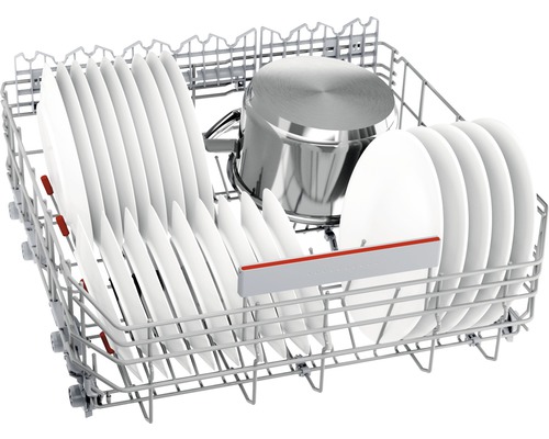 Panier supérieur de lave-vaisselle avec vaisselle et casserole