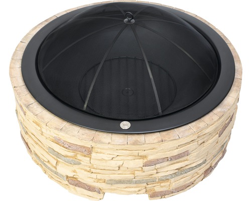 Feuerstelle mit Steindekor und Funkenschutzgitter