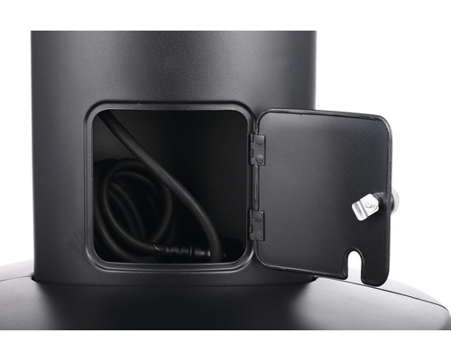 Detailansicht einer Ladestation mit geöffneter Klappe und Kabel im Inneren