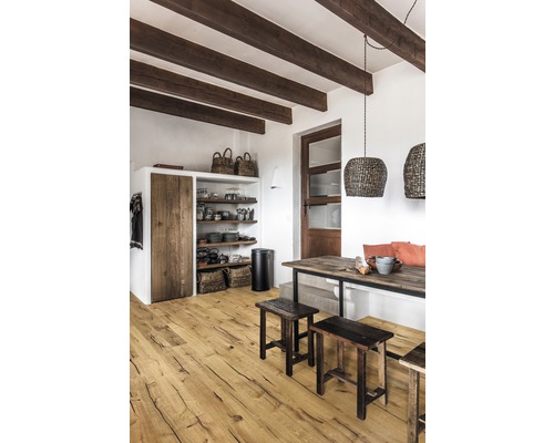 Séjour avec plafond à poutres en bois, étagères, table à manger et plancher en bois