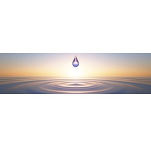 Goutte d''eau créant des ondulations à la surface de l''eau