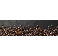 Grains de café torréfiés sur fond sombre