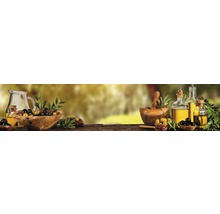 Arrangement avec olives, huile d''olive et feuilles d''olivier dans des bols et des bouteilles.
