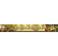 Olives, huile d''olive, mortier et pilon sur une table en bois
