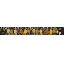 Diverses épices dans des cuillères