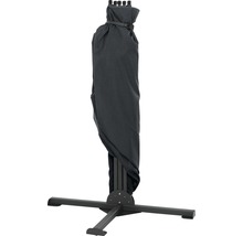 Abgedeckter Sonnenschirm mit Schirmständer