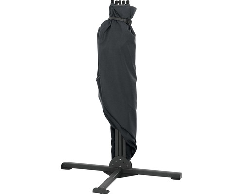 Abgedeckter Sonnenschirm mit Schirmständer