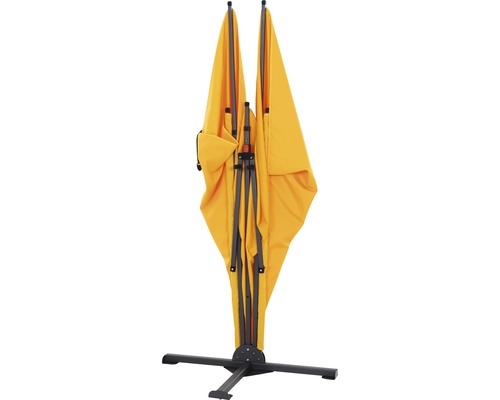 Zusammengeklappter Sonnenschirm mit Ständer