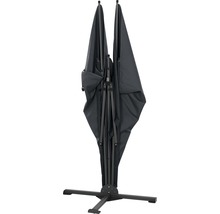 Zusammengeklappter Sonnenschirm mit Ständer