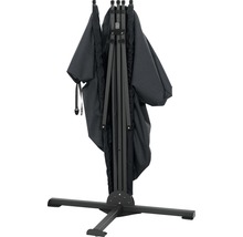 Zusammengeklappter Sonnenschirm mit Ständer für den Garten