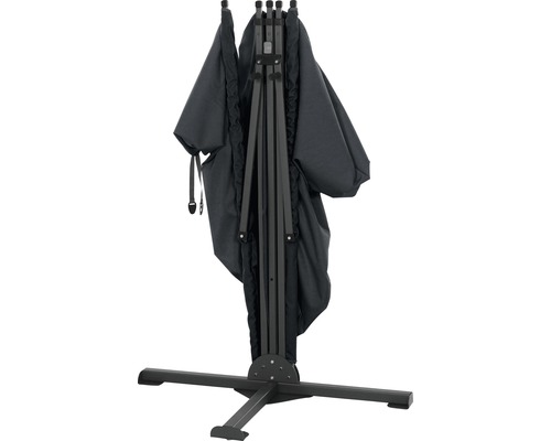 Zusammengeklappter Sonnenschirm mit Ständer für den Garten