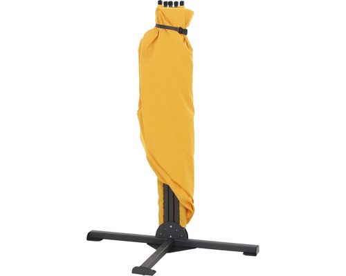 Verpackter Sonnenschirm mit Fußkreuz für den Außenbereich