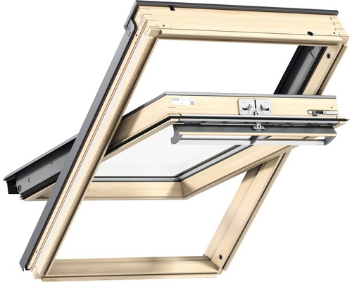 Geöffnetes Dachfenster aus Holz