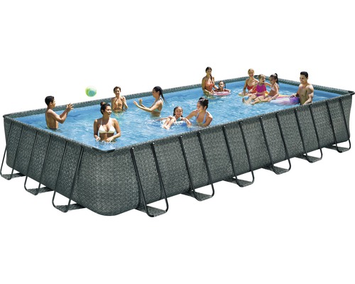 Rechteckiger Pool mit grauer Verkleidung und spielenden Menschen