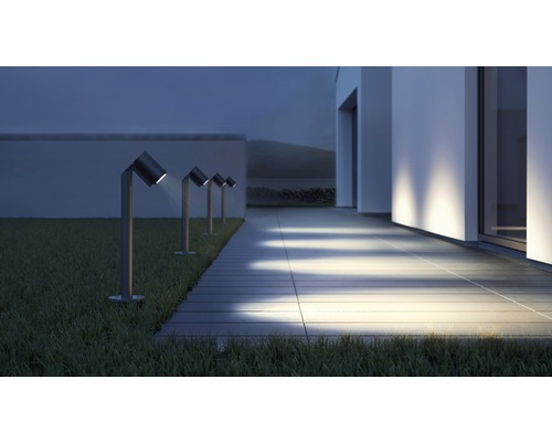 Reihe von Gartenleuchten neben einem Weg auf Rasen