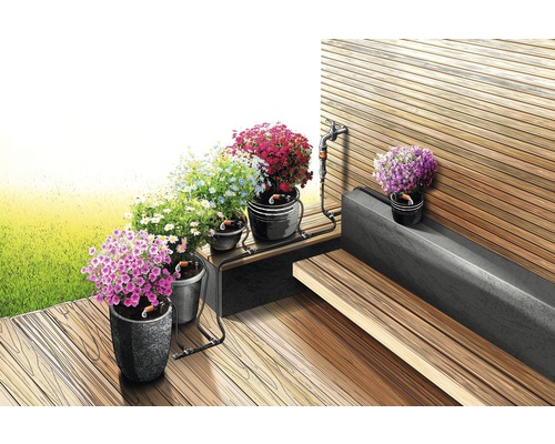 Blumen in Töpfen mit Bewässerungssystem auf einer Holzterrasse