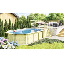 Piscine hors-sol en bois avec échelle et îlot de bain dans le jardin