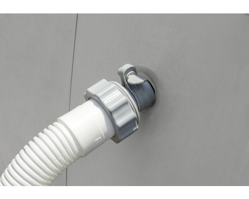Detailansicht eines Poolanschlusses mit Schlauch