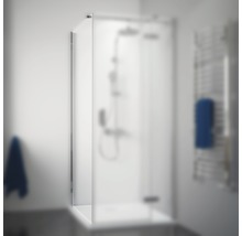 Salle de bain avec paroi de douche en verre