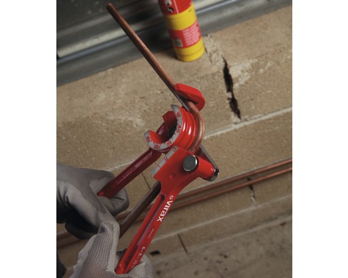 Cintreuse de tubes pliant un tuyau en cuivre