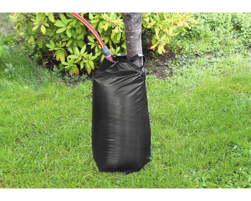 Bewässerungssack zur Baumbewässerung im Garten