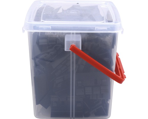 Eimer mit Deckel, gefüllt mit dunklen Pflastersteinen