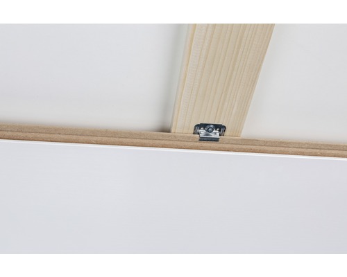 Vue détaillée de la fixation d''un tasseau en bois sur un panneau de meuble