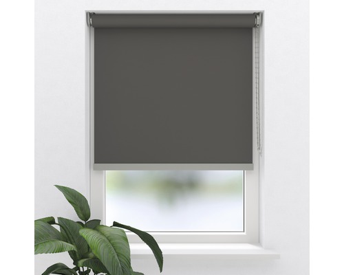 Graues Rollo am Fenster zur Lichtregulierung