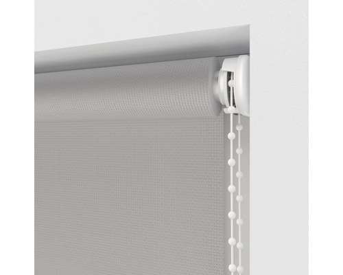 Rollo mit Kettenzug am Fenster