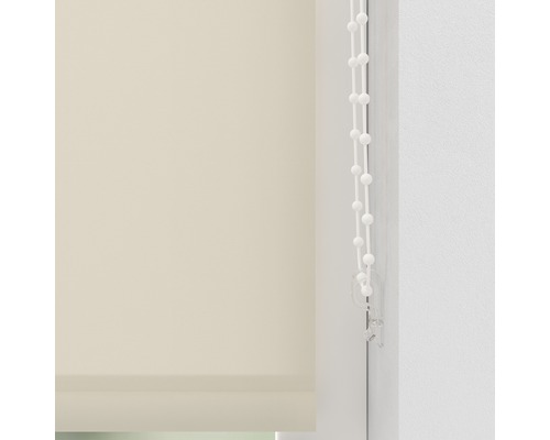 Beige Jalousie mit Bedienkette im Fenster