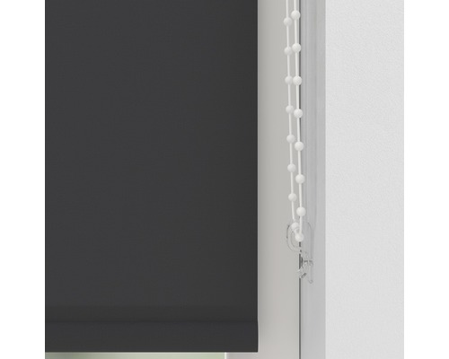 Vue rapprochée d''un store enrouleur gris avec chaînette de commande