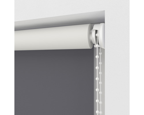 Detailansicht eines grauen Rollos mit weißer Bedienschnur zur Fensterdekoration