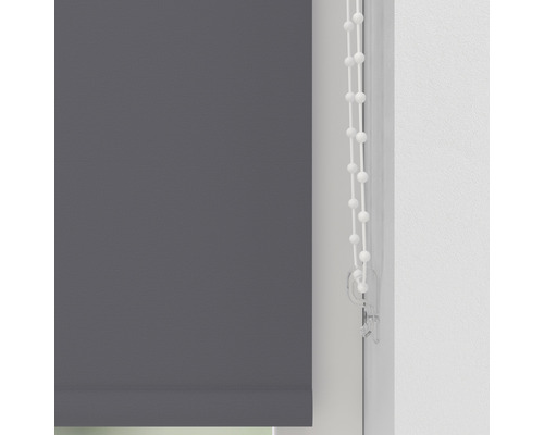 Graues Rollo mit Kettenzug am Fenster