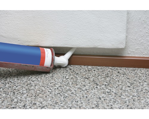 Application de produit d''étanchéité au pistolet à cartouche sur une plinthe