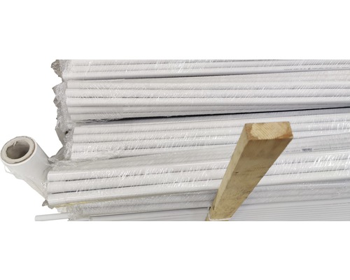 Pile de tuyaux en plastique blanc emballés dans du film